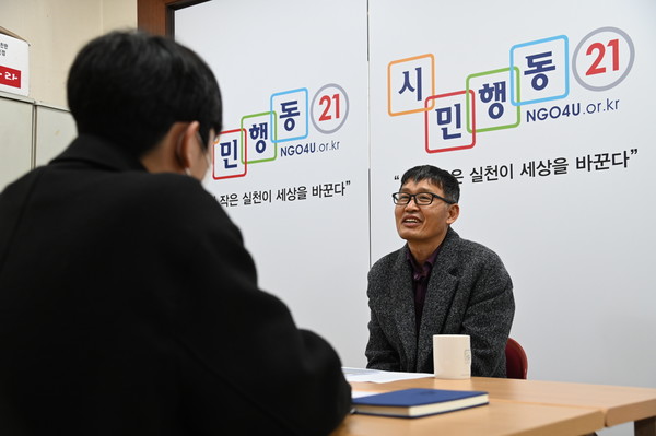 지난해 프로그램에 참여했던 시민행동 21. 영상 제작을 위해 시민행동 21 김종만 대표가 전북대학교 학생들과 인터뷰를 하고 있다. 