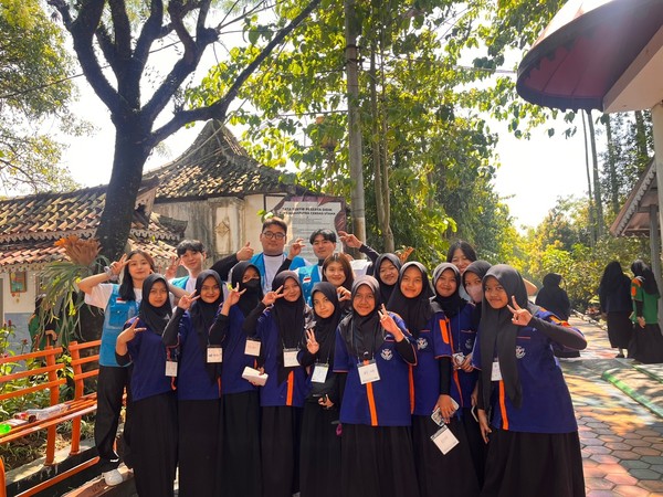 ▲인도네시아 팀에 소속된 봉사단과 현지 학생들이 함께 찍은 사진이다.