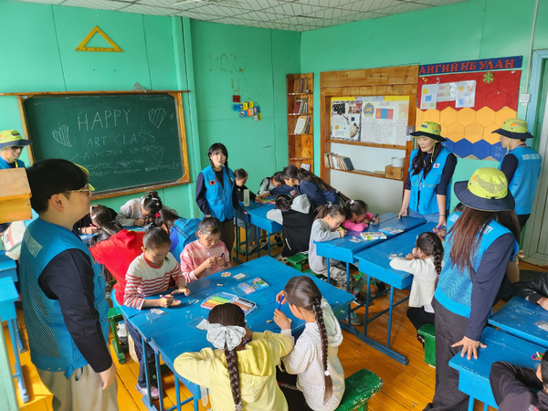 ▲몽골 팀이 현지 학교에서 교육봉사를 진행하고 있는 모습이다.