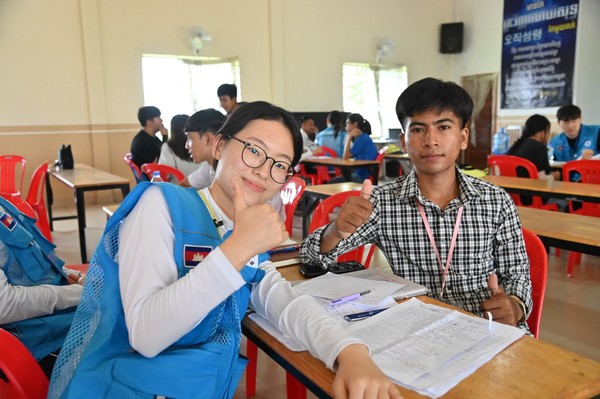 ▲캄보디아 2팀에 소속된 송채미 씨(왼쪽)가 프놈펜 아둘람센터에서 교육봉사 대상자와 웃고 있는 모습이다.
