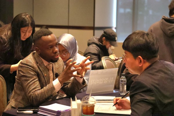 &copy; Choi Hyeon-seo